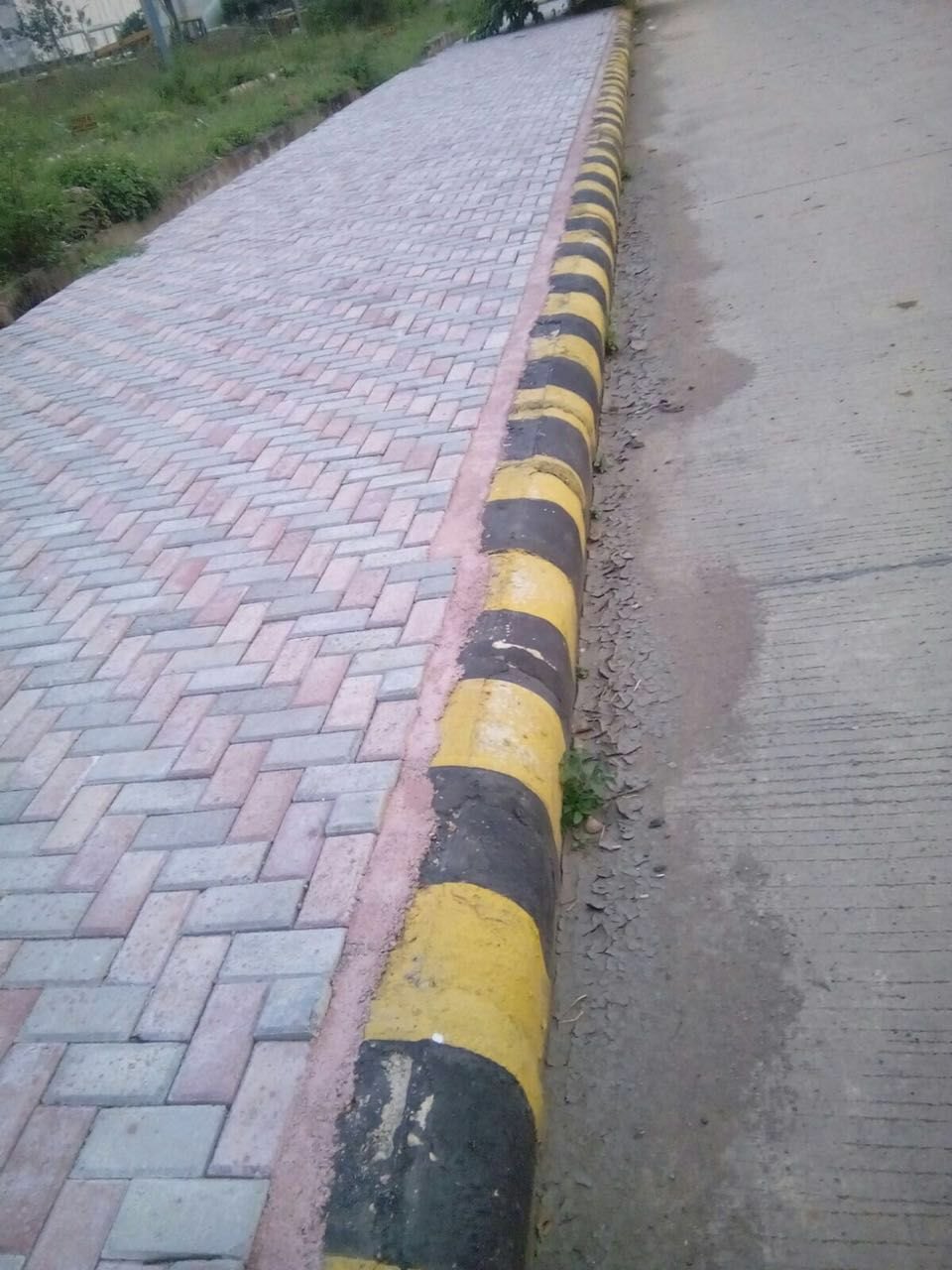 Colour-pigmented pavers and kerbs on a road shoulder at NTPC Sipat